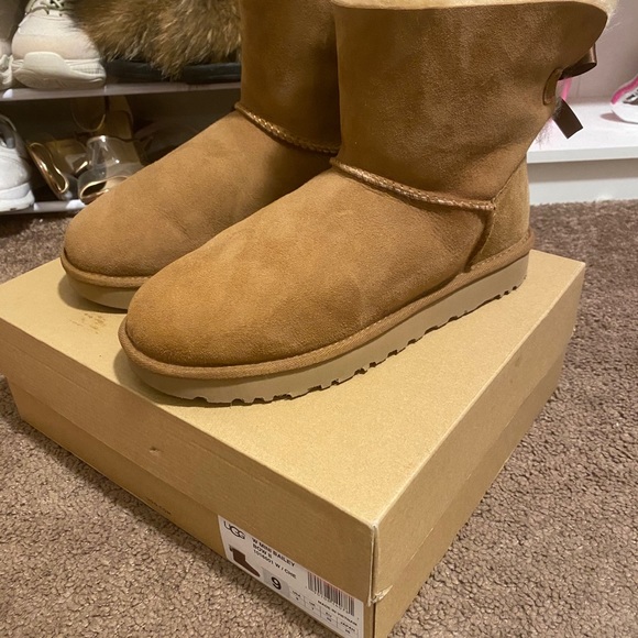 Size 9 Ugg boots. - Picture 6 of 6